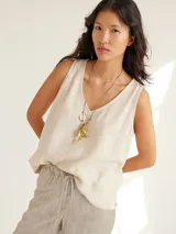 Musculosa color crema de lino, con escote en V y corte holgado.