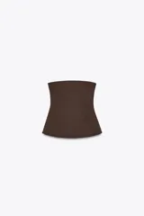 Top bandeau color marrón de tejido de punto elástico y flexible, con trama compacta, mullida y opaca. Escote recto y hombros descubiertos.