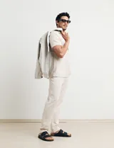 Camisa blanca de lino y algodón, de manga corta, con cuello mao y botones de coco.