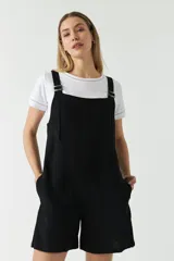 Mono corto estilo jardinero color ladrillo, con breteles regulables y hebillas metálicas.