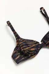 Corpiño de bikini con estampado de tigre en tonos marrones y negros, con aro y breteles regulables.