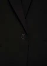 Blazer azul eléctrico con cuello de pico con solapa, cierre de dos botones en la parte delantera, manga larga con puños abotonados y dos bolsillos delanteros de ribete y solapa.