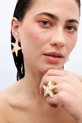 Aros plateados en forma de estrella con textura irregular.