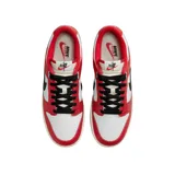 Championes Nike Dunk Low, color blanco con detalles en rojo y negro.