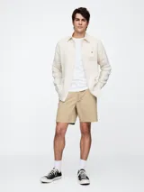 Short de hombre color beige con cintura elastizada y cordón ajustable.