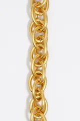 Collar maxi de cadena con eslabones circulares gruesos y acabado mate dorado. Cuenta con un cierre de mosquetón metálico en contraste plateado.