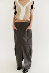 Falda larga de cuerina color marrón, corte recto con abertura frontal, bolsillos laterales tipo cargo y costuras a la vista.