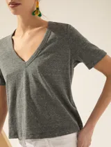 Remera gris de manga corta con escote en V y corte holgado.