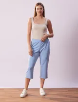 Pantalón capri de algodón color celeste, corte recto, con pretina elastizada y bolsillos laterales.