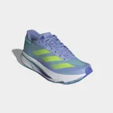 Championes de running Adidas Adizero SL 2 en color azul claro con las icónicas tres tiras en verde lima. Presentan un exterior de malla técnica transpirable, forro textil y una mediasuela con tecnología de amortiguación Lightstrike Pro para mayor retorno de energía y suela de caucho.