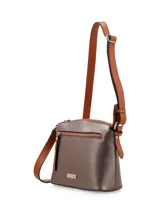 Bandolera color peltre con correa de cuero marrón regulable. Tiene un bolsillo externo con cierre y chapita metálica con el logo de la marca.
