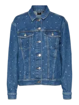 Chaqueta de jean azul con cuello clásico, cierre frontal con botones metálicos y bolsillos en el pecho con solapa y botón. Decorada con strass plateado.