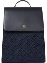 Mochila Tommy Hilfiger azul con monograma TH en jacquard, asa superior, cierre de solapa, compartimento principal, correas ajustables y logo metalizado en la parte delantera. Fabricada en poliéster reciclado.