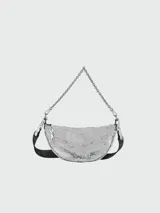 Bandolera Longchamp modelo Crossbody Smile S, color plateado con lentejuelas y correa ancha de nylon negra con logo de la marca.