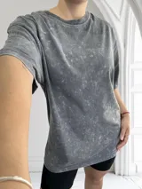 Remerón rosa con efecto acid wash, corte holgado y cuello redondo.