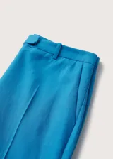 Pantalón de vestir celeste de corte recto, con bolsillos laterales y traseros.