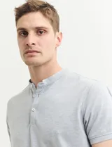 Remera manga corta con cuello mao y media botonadura, color azul.