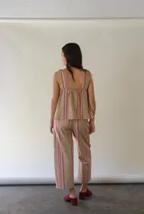 Top corto color beige con rayas verticales rojas, breteles anchos y espalda elastizada.