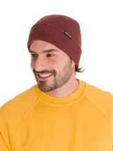 Gorro de lana amarillo con logo negro en el lateral.