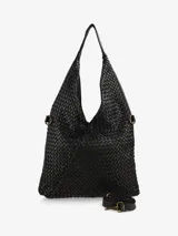 Bolso negro de cuero tejido con asa de hombro y correa larga ajustable. Tiene un diseño de entramado de cuadros en todo el frente.