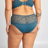 Conjunto de lencería de encaje azul petróleo, compuesto por un corpiño con aro y breteles regulables, y una bombacha tipo shorty.