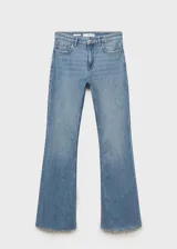 Pantalón de jean celeste de tiro medio, corte acampanado, con cinco bolsillos, cierre de cremallera y botón, trabillas y bajo deshilachado.