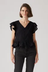 Blusa negra con escote en V, mangas cortas con volantes y cierre frontal con botones.