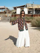 Cárdigan marrón con estampado de cuadrados de colores, cuello en V y botones.