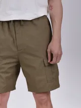 Bermuda color verde militar con cintura elastizada y cordón ajustable.