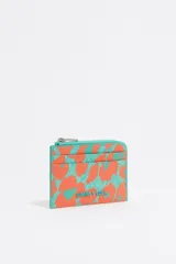 Monedero pequeño con estampado abstracto en tonos naranja y turquesa, con cierre de cremallera y logo metálico de la marca Bimba y Lola.