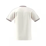 Remera blanca de corte clásico con cuello redondo y mangas cortas con ribete lila. Presenta las tres rayas características de Adidas en lila en los hombros y el logo de Adidas bordado en el pecho.
