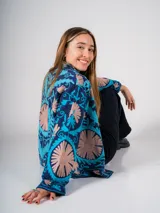 Chaqueta azul marino con bordados florales en tonos celeste y beige.