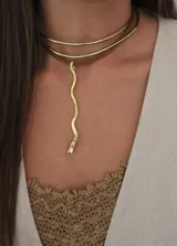 Gargantilla de cuero marrón con dos tiras de metal dorado y dije colgante dorado con forma de serpiente.