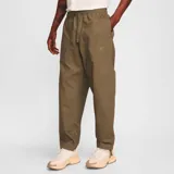 Pantalón deportivo Nike Club de color verde oliva, con cintura elástica ajustable con cordón, bolsillos laterales y logo bordado en la pierna izquierda.