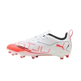 Championes de fútbol Puma Ultra 5 Play FG/AG blancos con detalles en naranja y negro. Diseñados para césped natural firme y césped artificial.