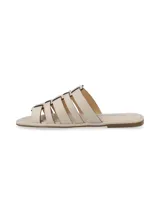 Sandalia chatita color beige con capellada de tiras de cuero cortadas a láser.