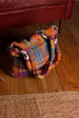 Bolso tote de hombro de corderito sintético con estampado a cuadros en tonos naranja, azul, verde y violeta. Forro de algodón a cuadros blancos y negros.