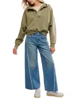 Buzo de algodón en tono verde oliva desgastado, con cuello polo abotonado y puños y ruedo de elástico.