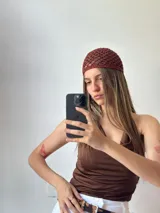 Gorro tipo pañoleta de crochet color marrón.