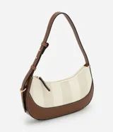 Cartera baguette mediana de poliuretano y poliéster, con estampado de rayas verticales en tonos crudo y blanco. Tiene cierre de cremallera, asa de mano ajustable y forro interior de poliéster.