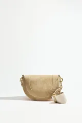 Bandolera de gamuza color beige, con asa corta y cierre imantado.