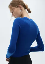 Jersey gris de punto fino con cuello alto, manga larga y corte entallado.