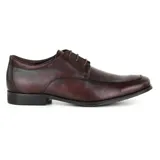 Zapato de vestir acordonado color marrón oscuro, con puntera cuadrada y suela de goma.