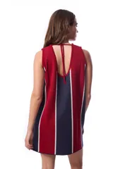 Vestido sin mangas, con estampado a rayas en rojo y azul con lurex, y espalda abierta.