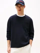 Buzo azul marino de algodón y modal con textura acanalada tipo waffle, cuello redondo y bolsillo de parche en el pecho.