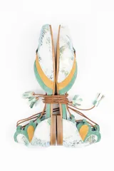 Bailarinas con estampado multicolor, puntera y talón combinan 3 capas de tejido superpuesto de forma manual. Cordones de algodón rematados con borlas de ante verde, en contraste.