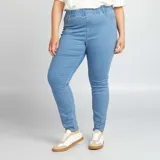 Jegging de denim celeste con cintura elastizada y corte ajustado.