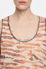 Musculosa estampada con cuello redondo y espalda deportiva.