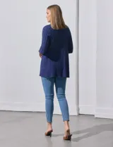 Cardigan azul en tejido acanalado con mangas largas.