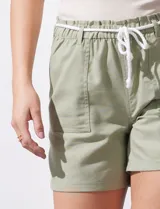 Short de lino estampado a rayas verticales grises, con pretina elastizada y cordón de ajuste.